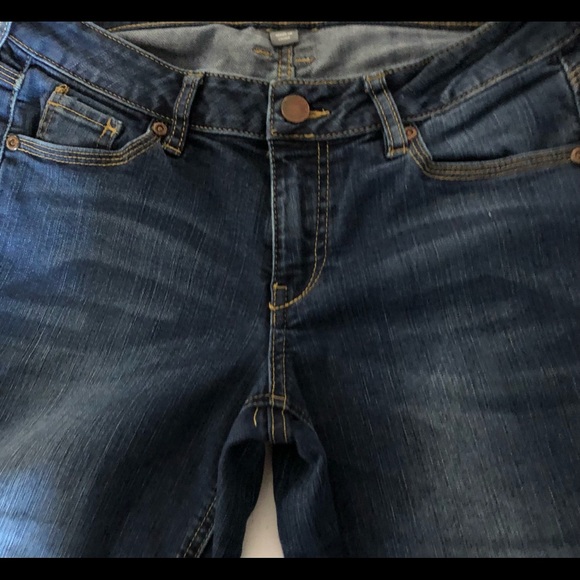 Curvy Fit New York & Company Crop Jeans Medium Blue Wash Hourglass Figure Size 4 - Picture 2 of 7